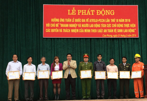 Lãnh đạo UBND huyện Cao Phong trao giấy khen cho các tập thể có thích tích xuất sắc trong công tác ATVSLĐ - PCCN.